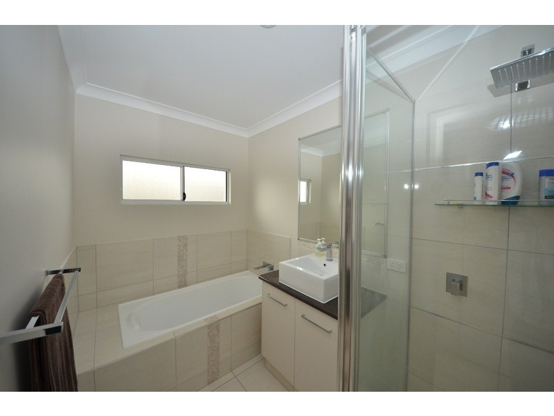 25 Hillock Crescent, Bushland Beach QLD 4818