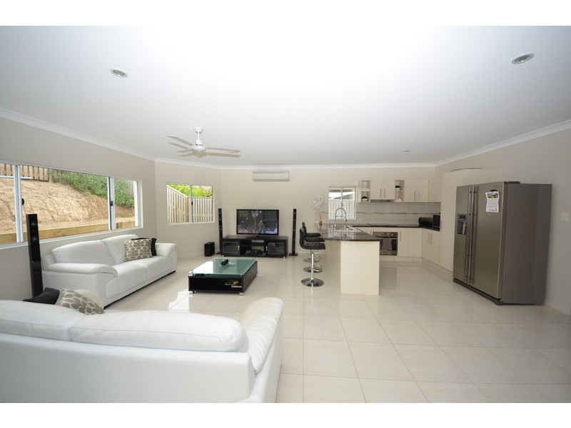 25 Hillock Crescent, Bushland Beach QLD 4818