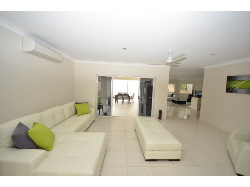 25 Hillock Crescent, Bushland Beach QLD 4818