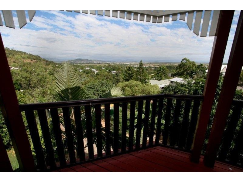 4 Woodlands Court, Castle Hill QLD 4810