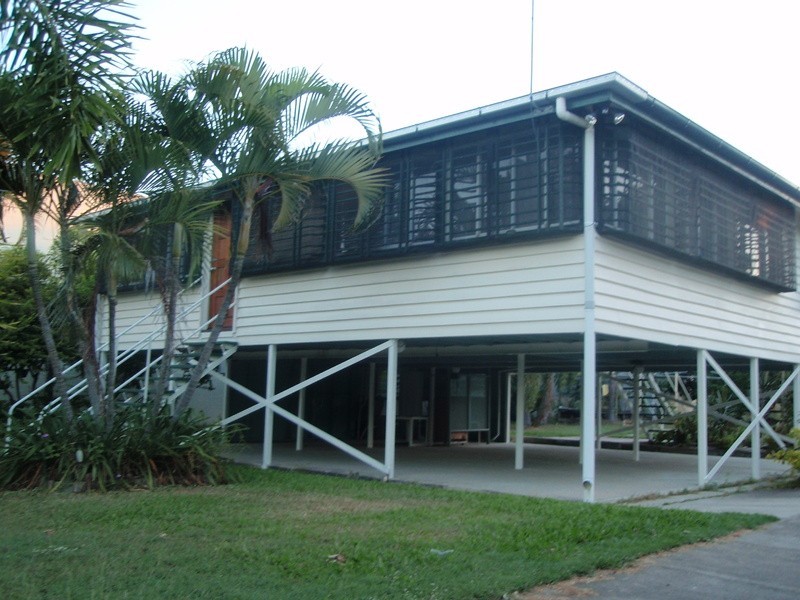 34 Townsville Street, West End QLD 4810