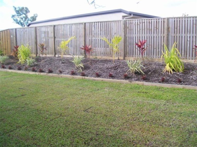 39 Hillock Crescent, Bushland Beach QLD 4818