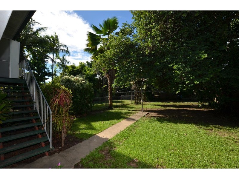 2/9 Roberts Street, Hermit Park QLD 4812