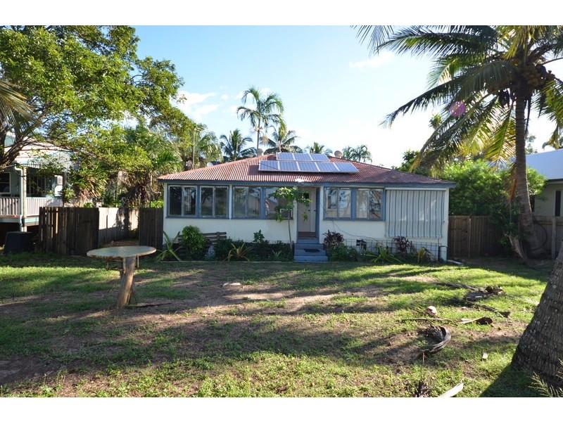 12 Reef Street, Saunders Beach QLD 4818