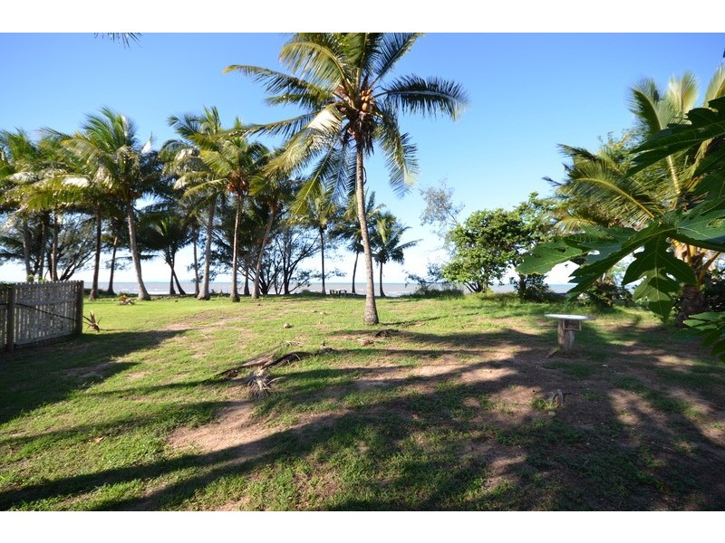 12 Reef Street, Saunders Beach QLD 4818