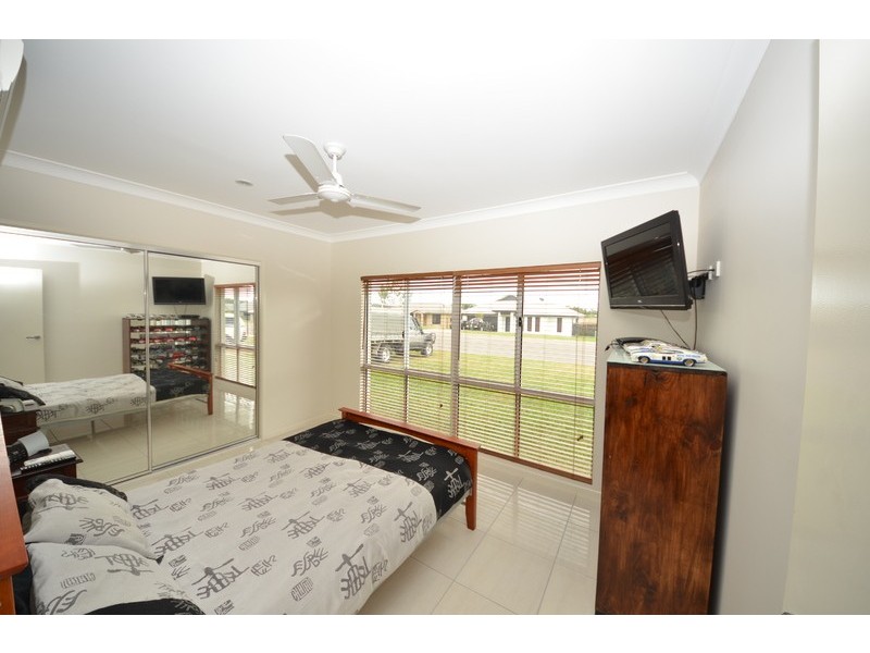 25 Hillock Crescent, Bushland Beach QLD 4818