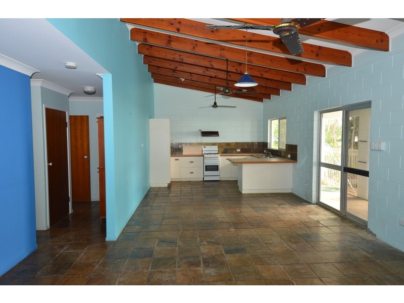 27 Cay Street, Saunders Beach QLD 4818