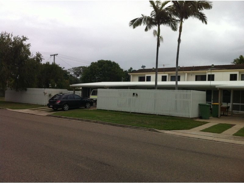 2/9 Halloran Street, Hermit Park QLD 4812