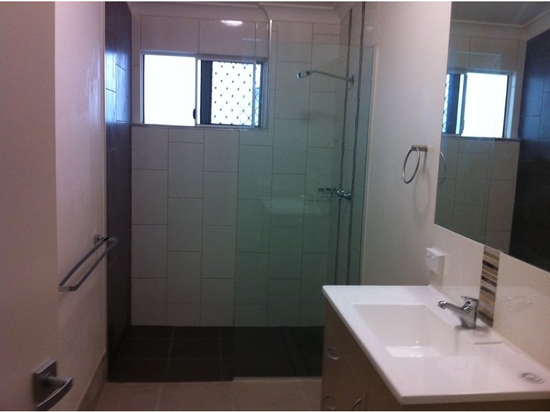 2/9 Halloran Street, Hermit Park QLD 4812