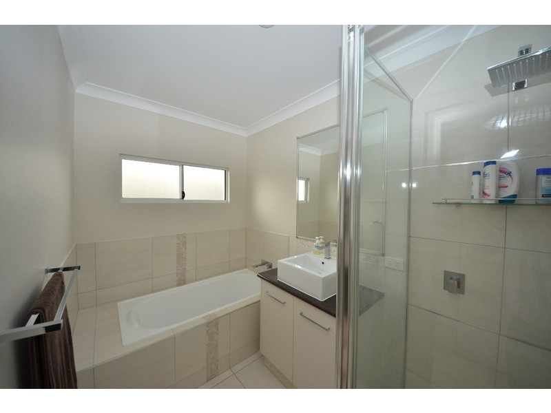 25 Hillock Crescent, Bushland Beach QLD 4818