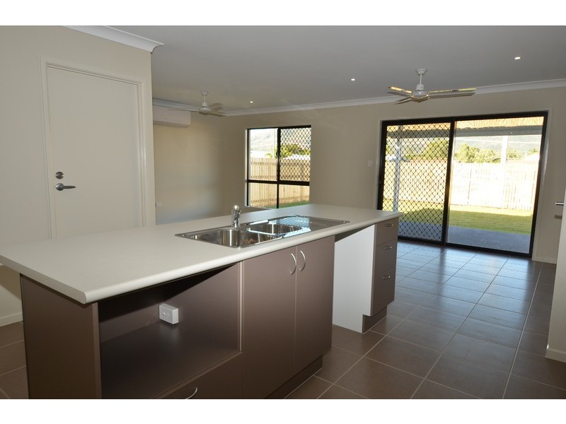 60  Blue Wren Drive, Kelso QLD 4815