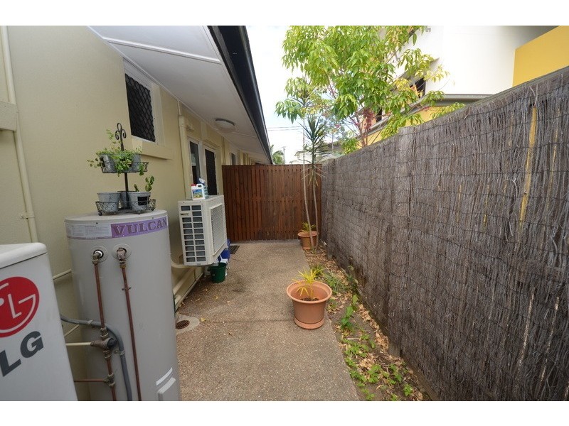 2/53 Henry Street, West End QLD 4810