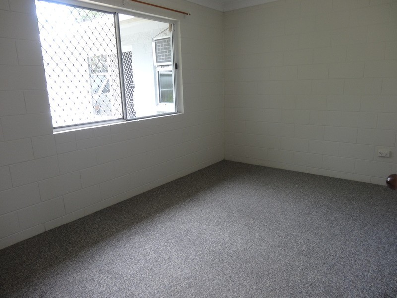 1/8 Hughes, Hermit Park QLD 4812