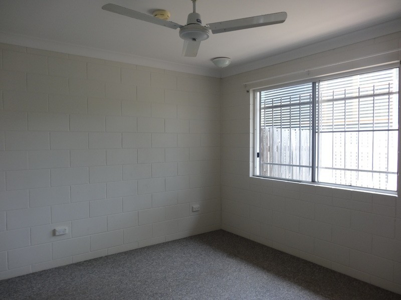 1/8 Hughes, Hermit Park QLD 4812