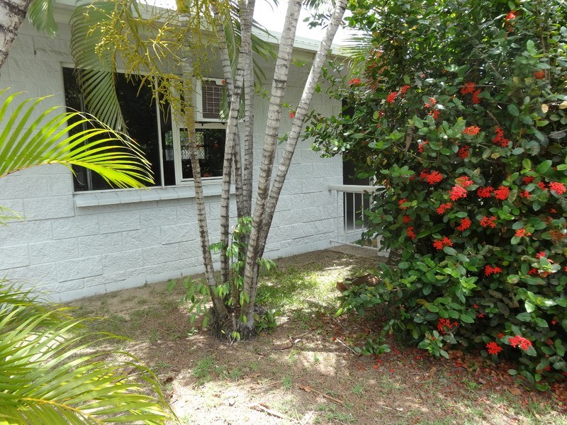 1/8 Hughes, Hermit Park QLD 4812