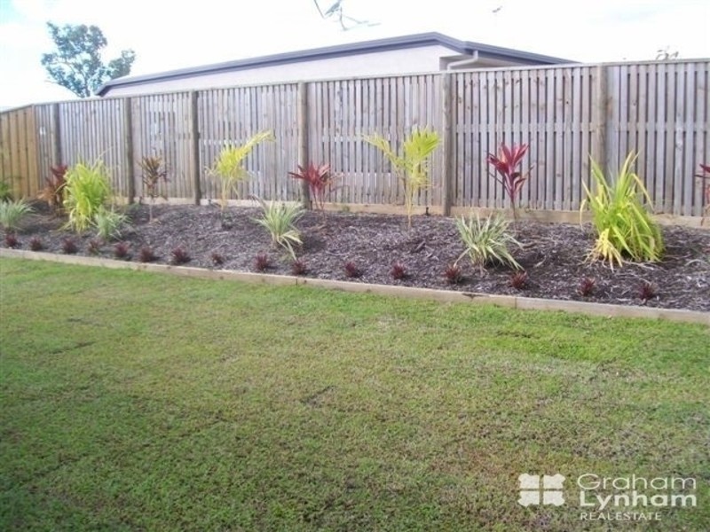 39 Hillock Crescent, Bushland Beach QLD 4818