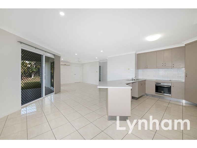 39 Hillock Crescent, Bushland Beach QLD 4818