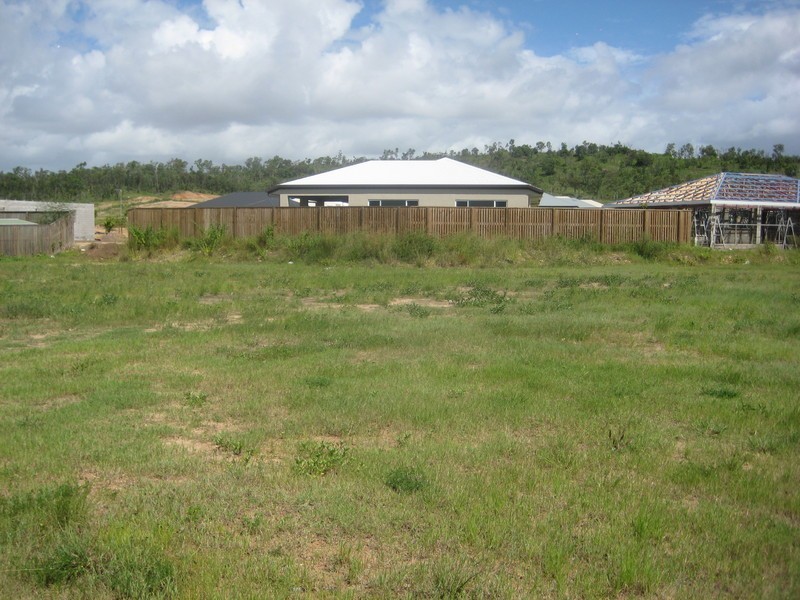 39 Hillock Crescent, Bushland Beach QLD 4818