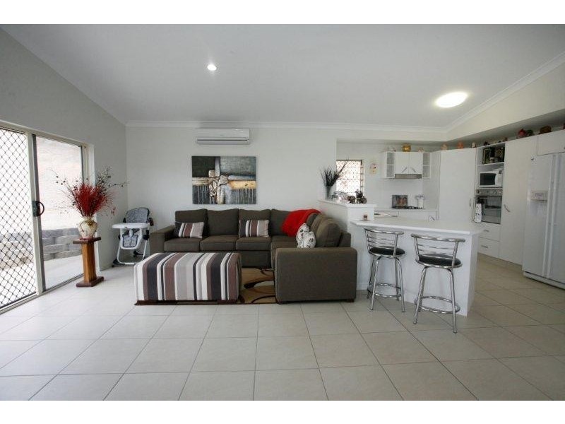 8 Palomar Court, Mount Louisa QLD 4814
