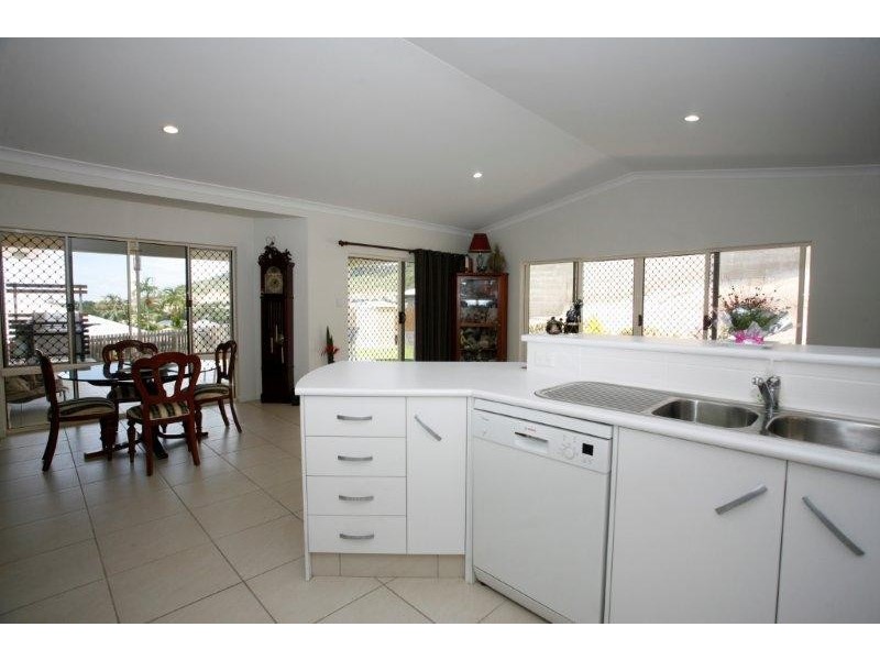 8 Palomar Court, Mount Louisa QLD 4814