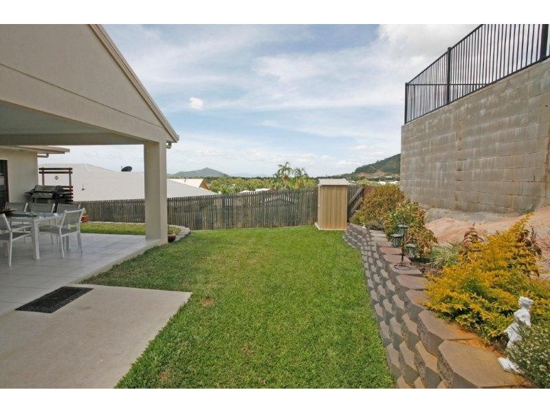 8 Palomar Court, Mount Louisa QLD 4814
