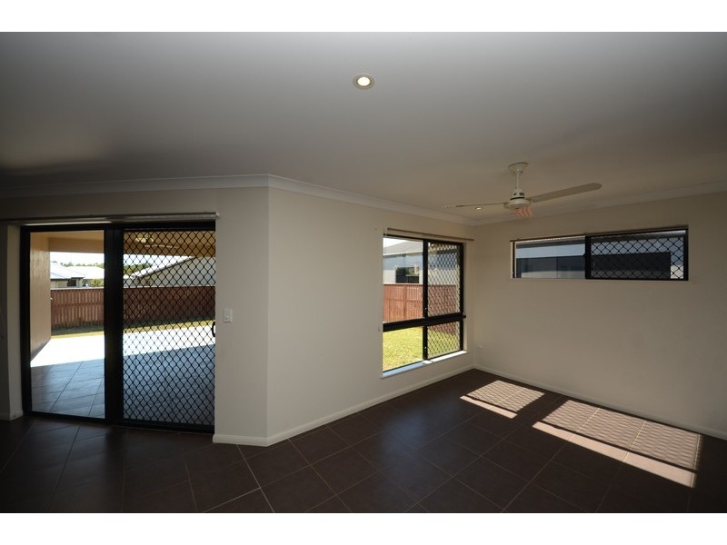 Bushland Beach QLD 4818