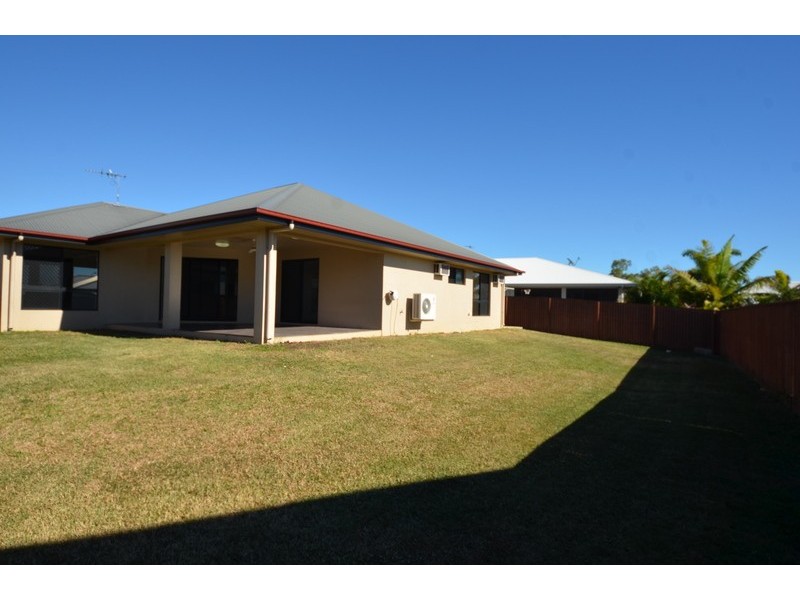 Bushland Beach QLD 4818