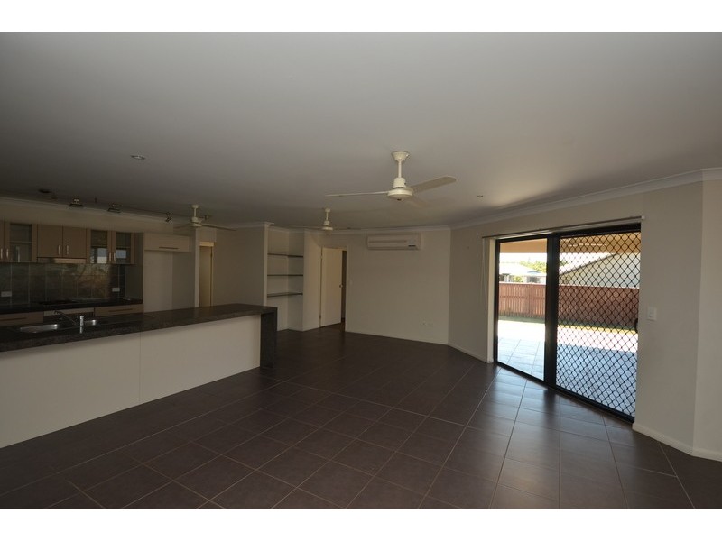 Bushland Beach QLD 4818