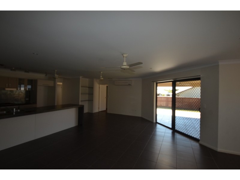 Bushland Beach QLD 4818