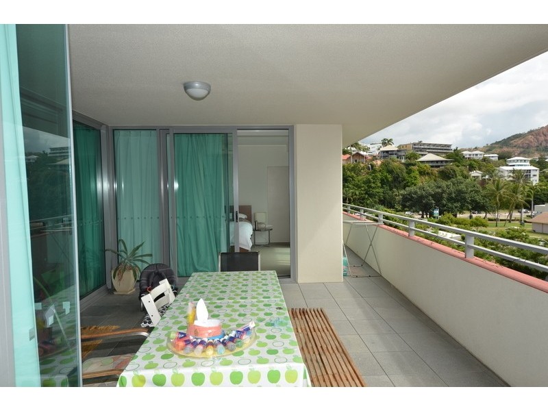 2404/6 Mariners Drive, North Ward QLD 4810