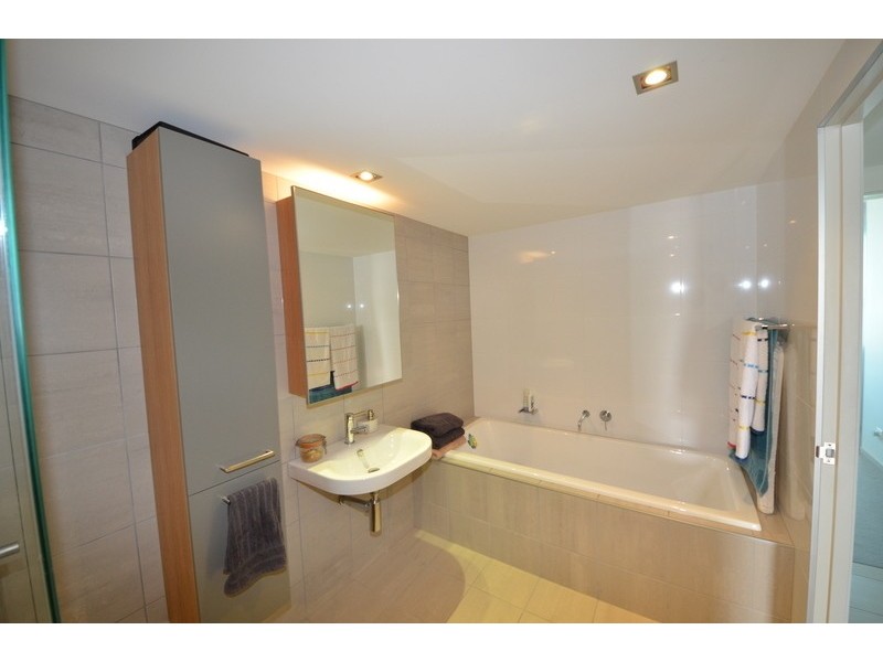 2404/6 Mariners Drive, North Ward QLD 4810