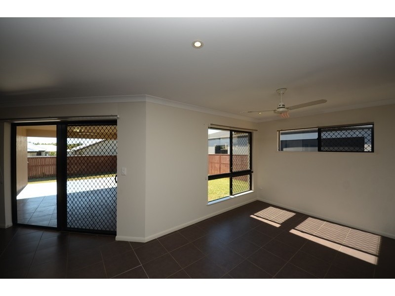 Bushland Beach QLD 4818