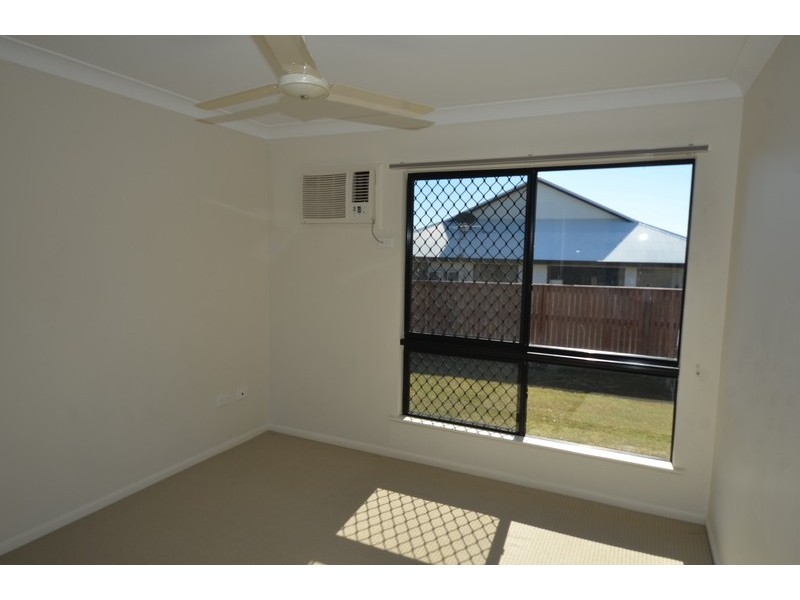 Bushland Beach QLD 4818