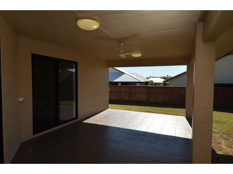 Bushland Beach QLD 4818