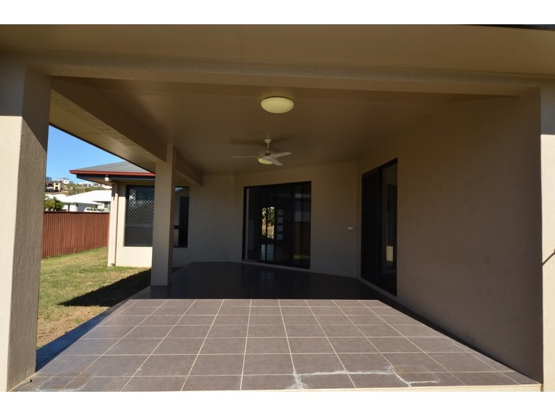 Bushland Beach QLD 4818