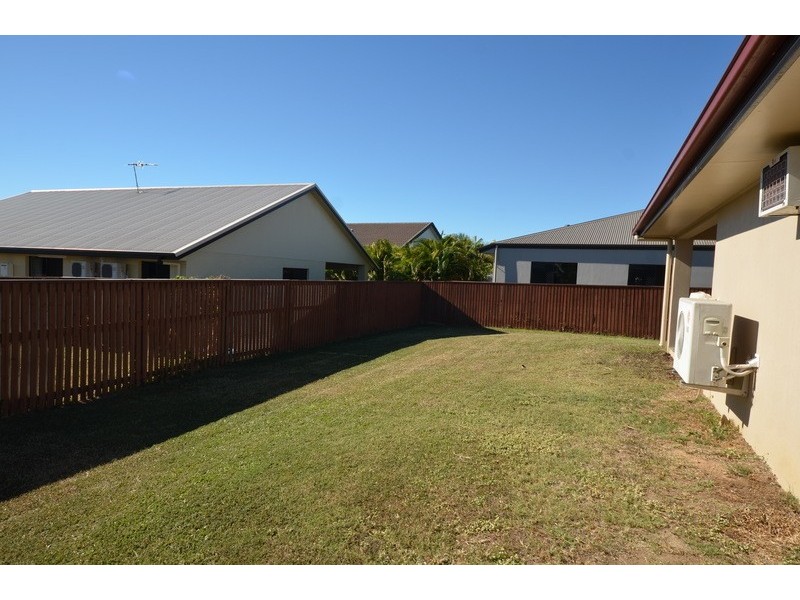 Bushland Beach QLD 4818