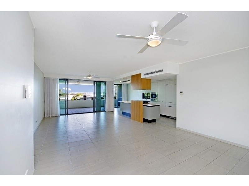 2404/6 Mariners Drive, North Ward QLD 4810