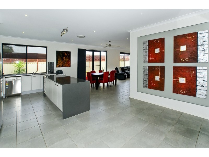 8  SKANDIA CRT, Newport QLD 4020