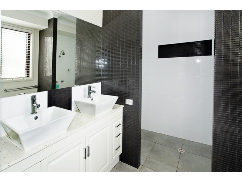 8  SKANDIA CRT, Newport QLD 4020