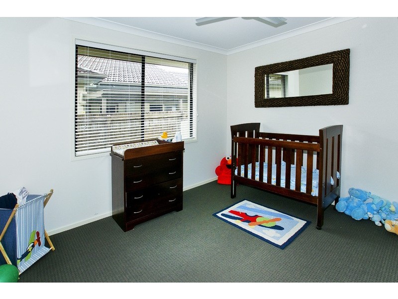 8  SKANDIA CRT, Newport QLD 4020