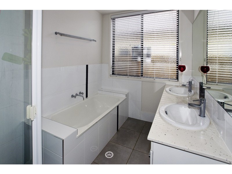 8  SKANDIA CRT, Newport QLD 4020