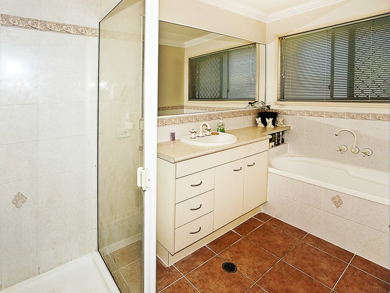 8 VENUS CT, Rothwell QLD 4022