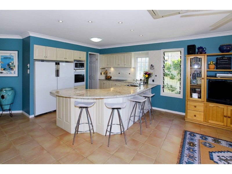 6 DEFENDER ST, Newport QLD 4020