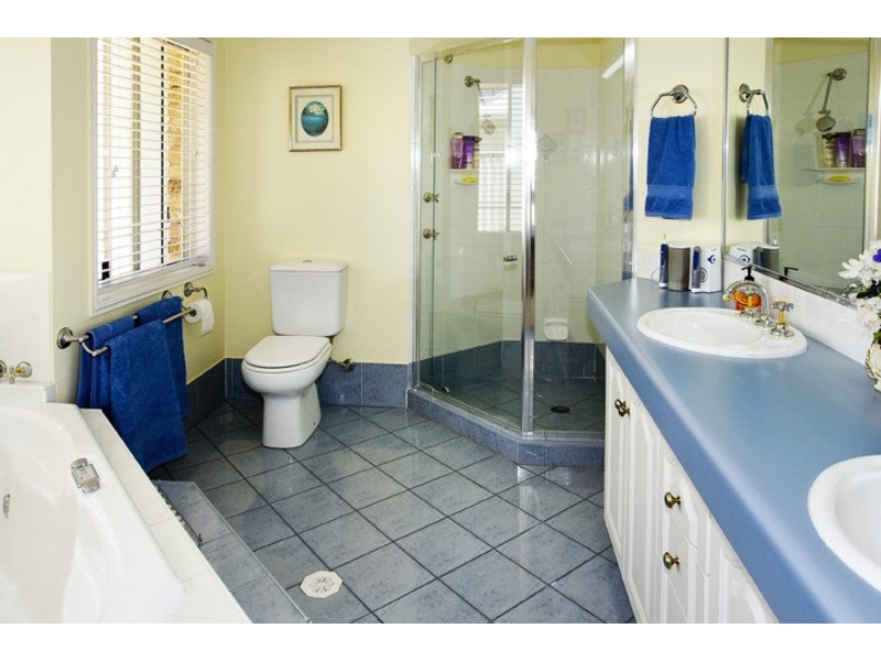 6 DEFENDER ST, Newport QLD 4020