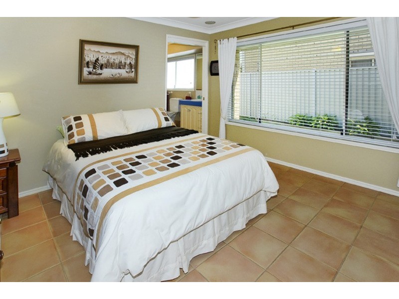 6 DEFENDER ST, Newport QLD 4020