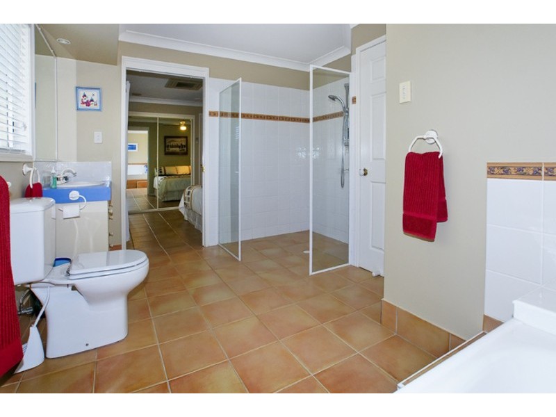 6 DEFENDER ST, Newport QLD 4020