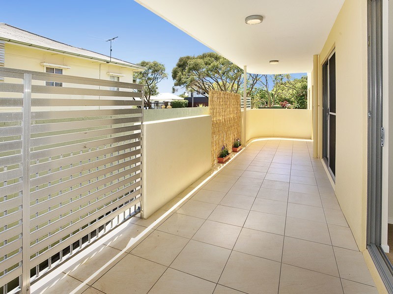 32 ROCK STREET, Scarborough QLD 4020