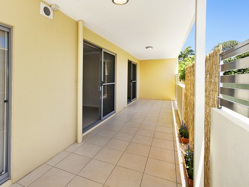32 ROCK STREET, Scarborough QLD 4020