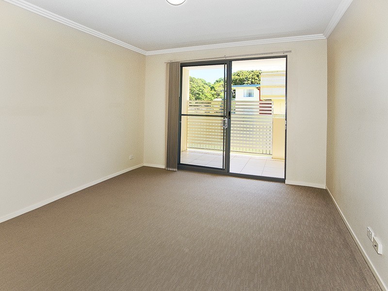32 ROCK STREET, Scarborough QLD 4020