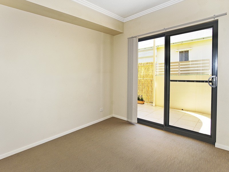 32 ROCK STREET, Scarborough QLD 4020